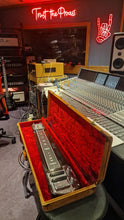 Load image into Gallery viewer, Fender Deluxe 6 Stringmaster Vintage Lap Steel Six String Electric Guitar with suitcase
