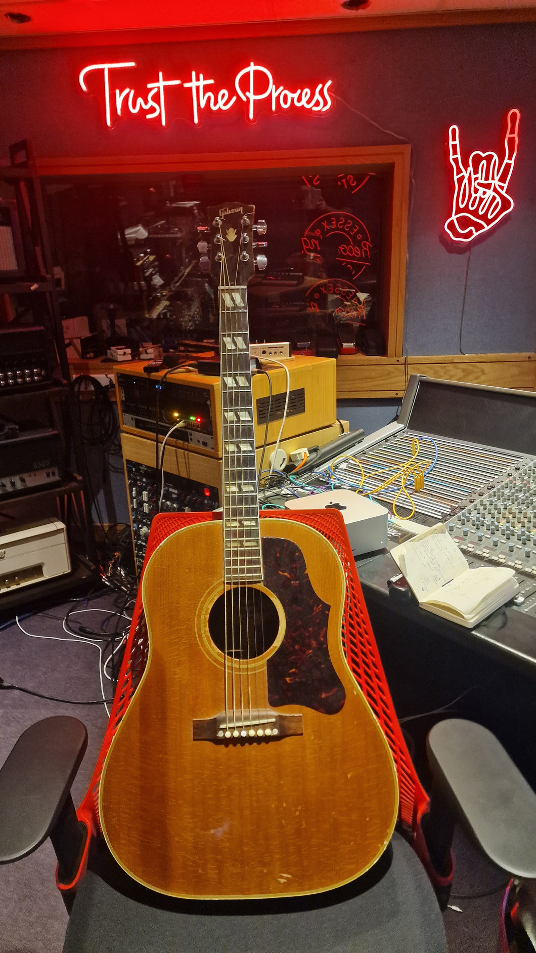 Gibson Country Western Artist Owned Ex Dusty Springfield, Cat Stevens museum piece acoustic guitar