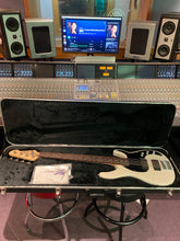 Load image into Gallery viewer, Peavey Forum 5 String USA American HH Bass Guitar Olympic White Rosewood Fretboard
