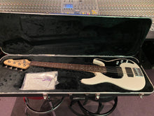 Load image into Gallery viewer, Peavey Forum 5 String USA American HH Bass Guitar Olympic White Rosewood Fretboard
