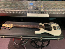 Load image into Gallery viewer, Peavey Forum 5 String USA American HH Bass Guitar Olympic White Rosewood Fretboard
