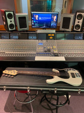 Load image into Gallery viewer, Peavey Forum 5 String USA American HH Bass Guitar Olympic White Rosewood Fretboard
