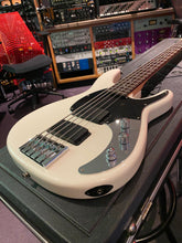 Load image into Gallery viewer, Peavey Forum 5 String USA American HH Bass Guitar Olympic White Rosewood Fretboard
